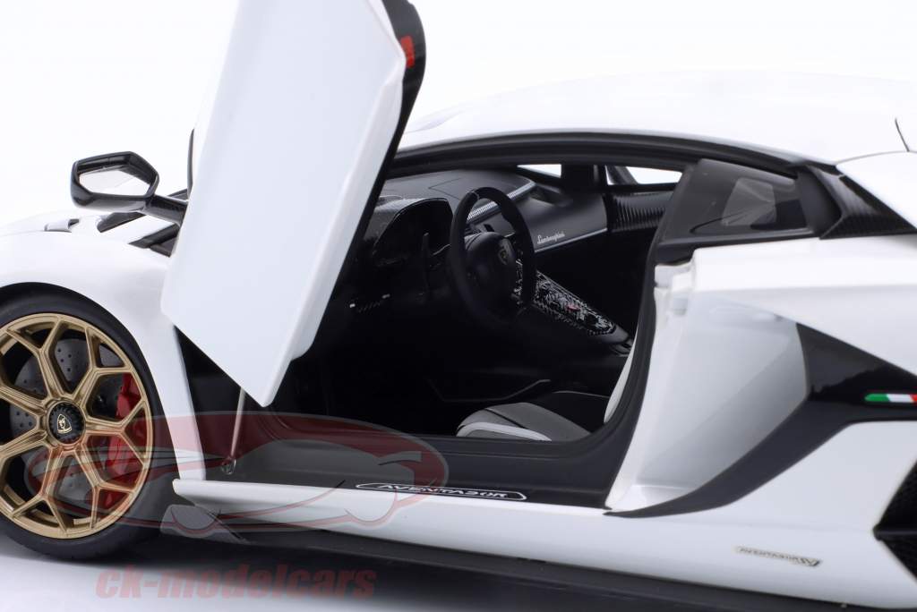 Lamborghini Aventador SVJ Baujahr 2019 perl weiß 1:18 AUTOart