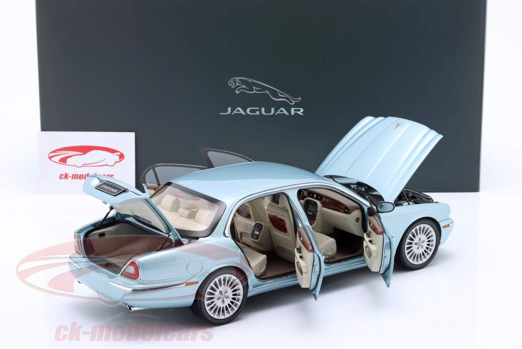 Jaguar XJ6 (X350) gelo marino blu 1:18 Almost Real