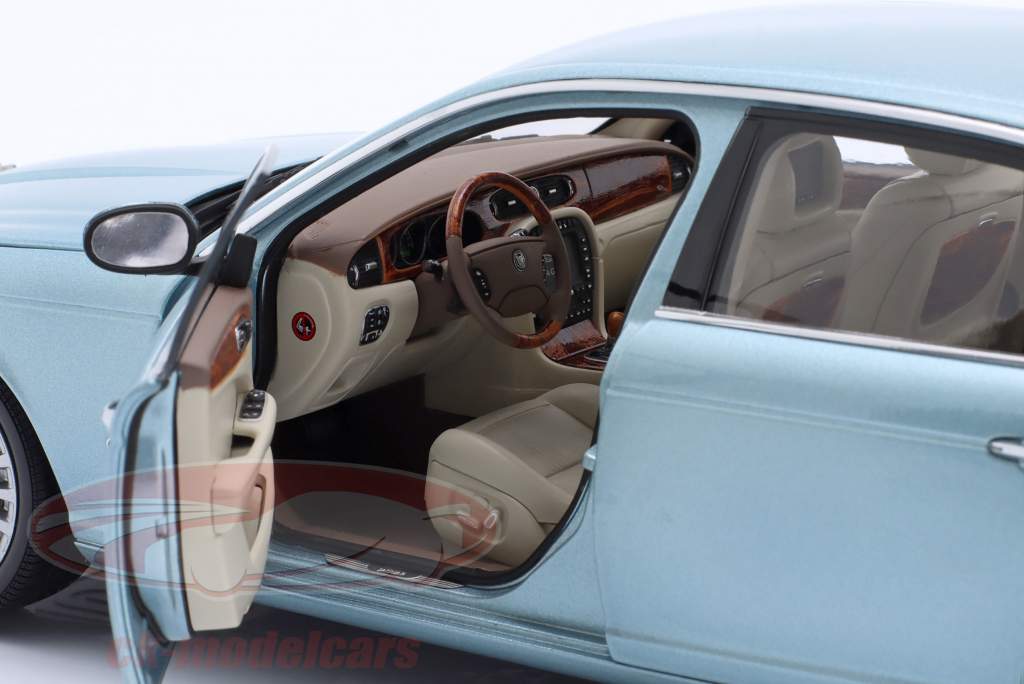 Jaguar XJ6 (X350) 海霜 蓝色的 1:18 Almost Real