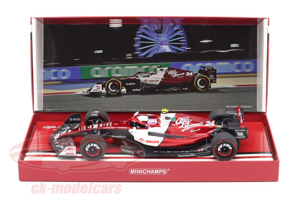 Zhou Guanyu Alfa Romeo C42 #24 10º Bahrein GP Fórmula 1 2022 1:18 Minichamps