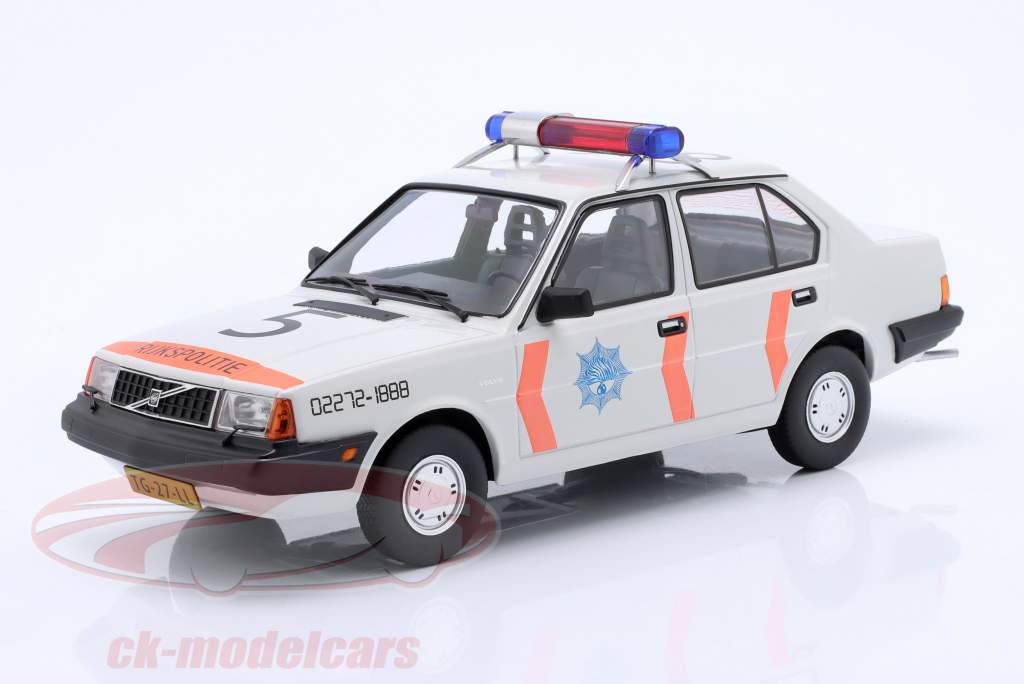 Volvo 340 警察 荷兰 1987 白色的 1:18 Triple9