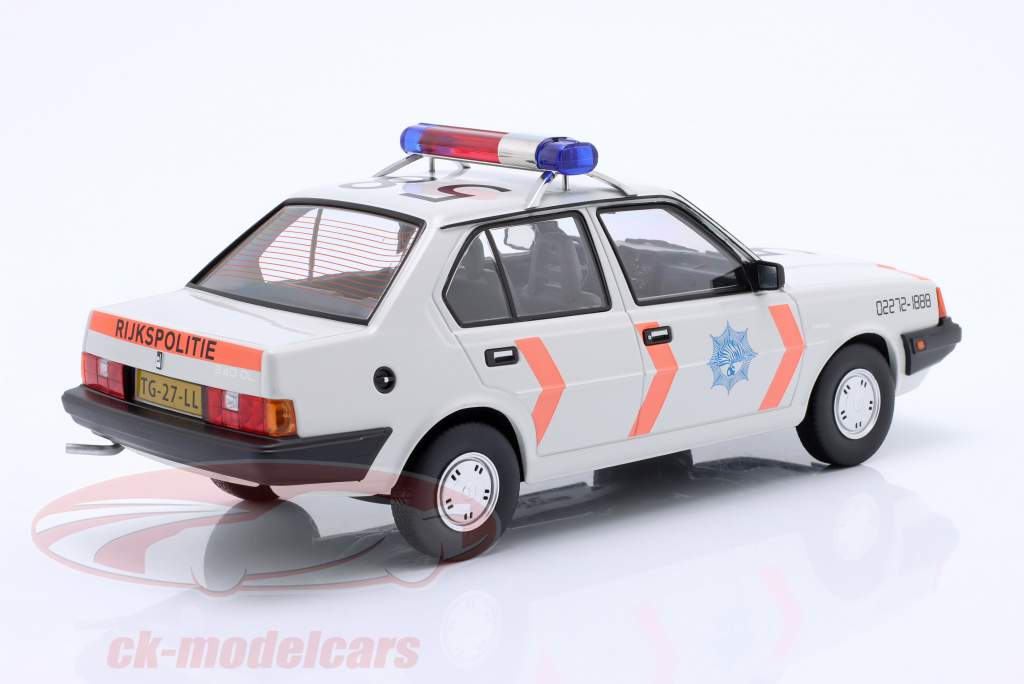 Volvo 340 警察 オランダ 1987 白 1:18 Triple9