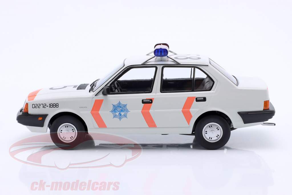 Volvo 340 polícia Holanda 1987 branco 1:18 Triple9