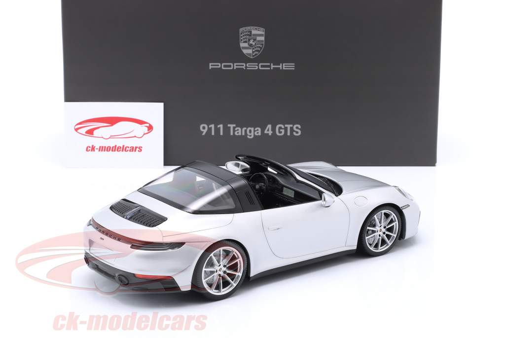 Porsche 911 (992) Targa 4 GTS Bouwjaar 2021 GT-zilver metalen 1:18 Minichamps