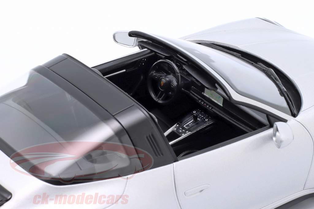 Porsche 911 (992) Targa 4 GTS Anno di costruzione 2021 Argento GT metallico 1:18 Minichamps