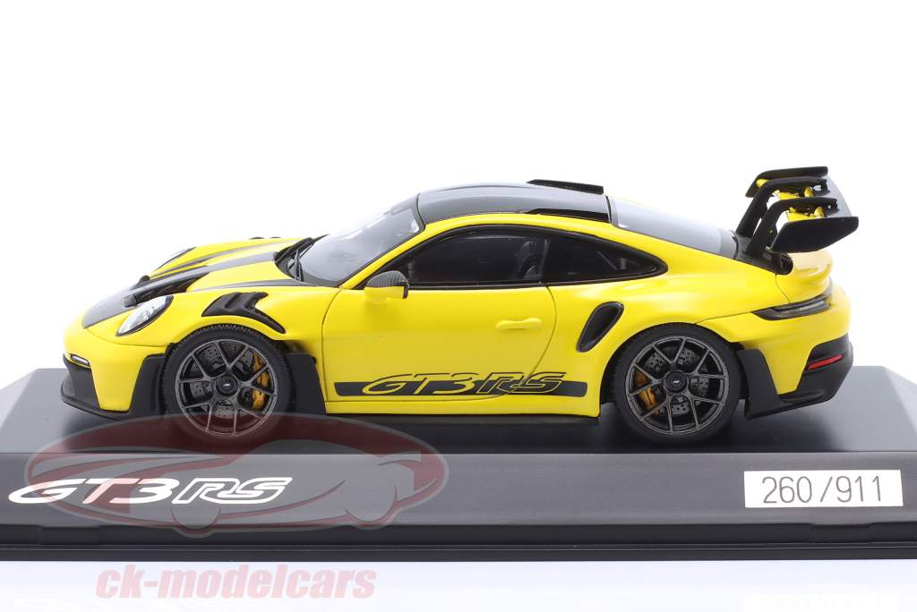 Porsche 911 (992) GT3 RS пакет Вайссах 2023 racing желтый 1:43 Spark