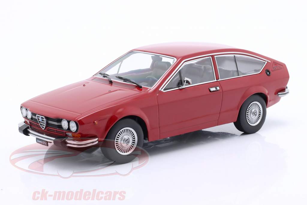 Alfa Romeo Alfetta 2000 GTV Byggeår 1976 rød 1:18 KK-Scale