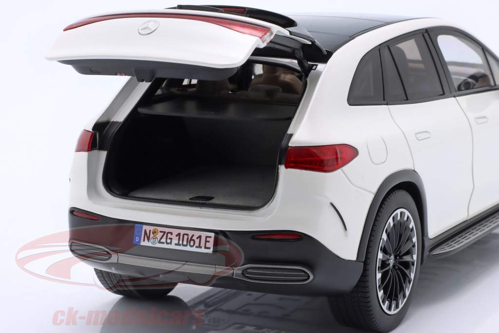 Mercedes-Benz EQE AMG Line SUV Bouwjaar 2023 diamant wit 1:18 NZG