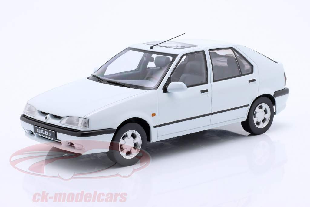 Renault 19 Año de construcción 1994 ártico blanco metálico 1:18 Triple9