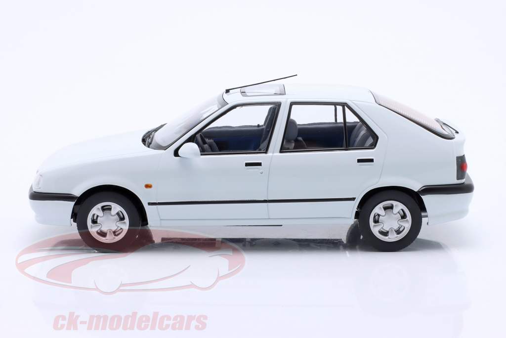 Renault 19 Ano de construção 1994 ártico branco metálico 1:18 Triple9