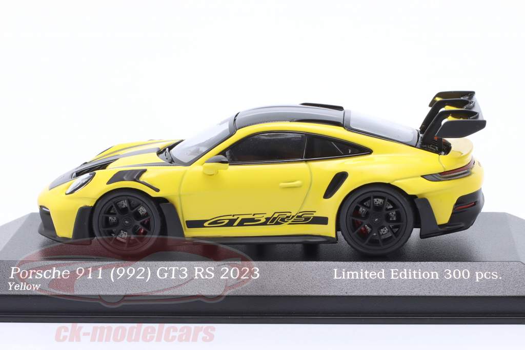 Porsche 911 (992) GT3 RS Weissach pakke 2023 gul / sort fælge 1:43 Minichamps