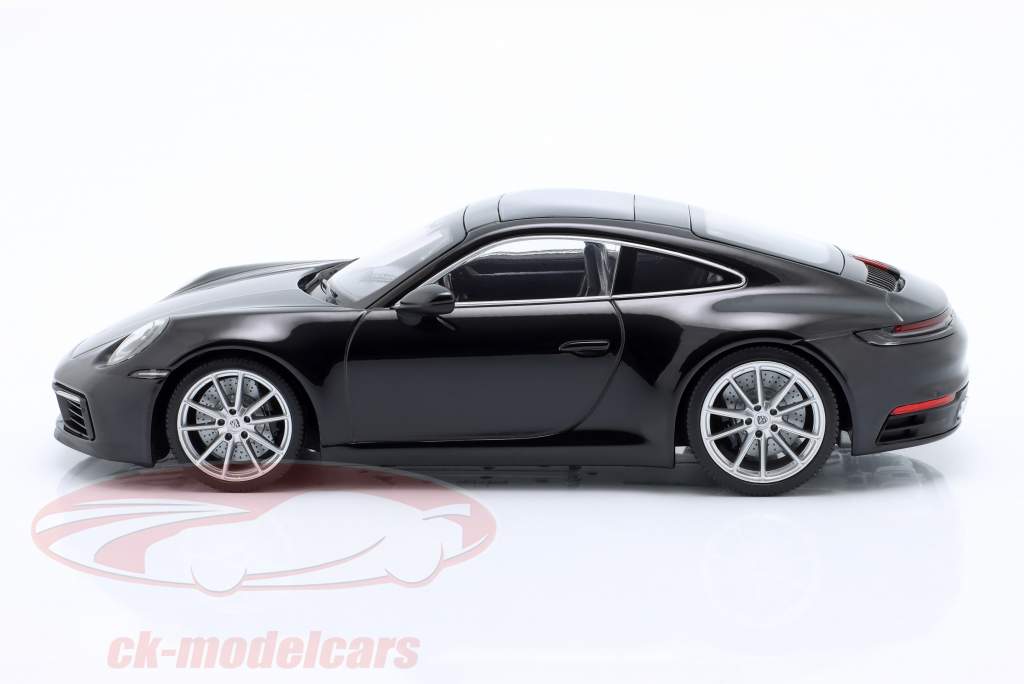 Porsche 911 (992) Carerra 4S zwart 1:18 Minichamps