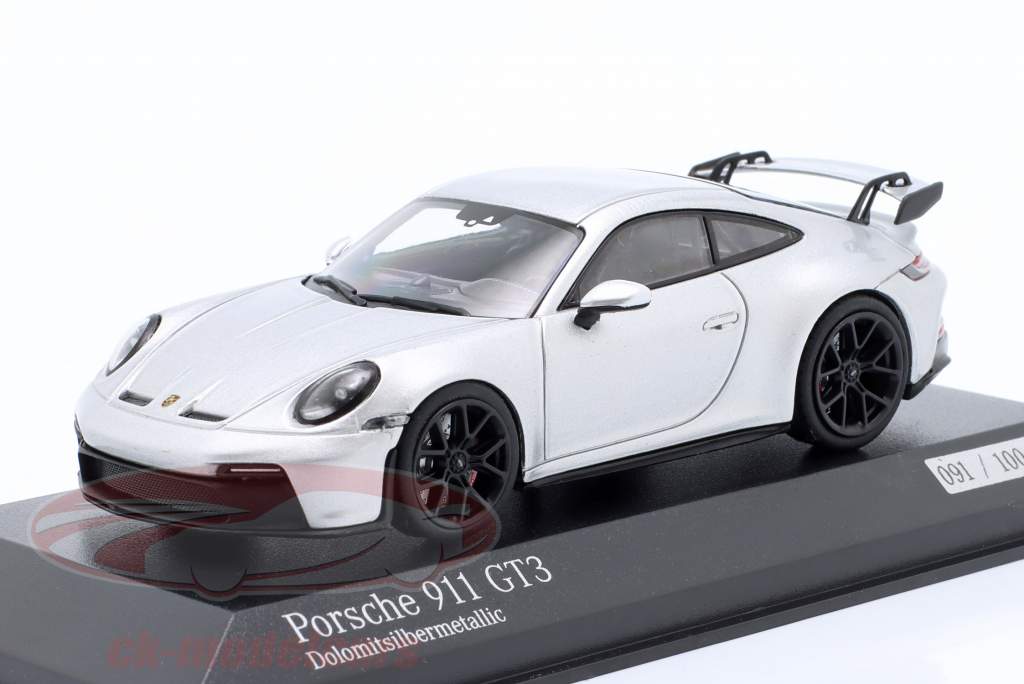 Porsche 911 (992) GT3 2021 dolomiet zilver metalen / zwart velgen 1:43 Minichamps