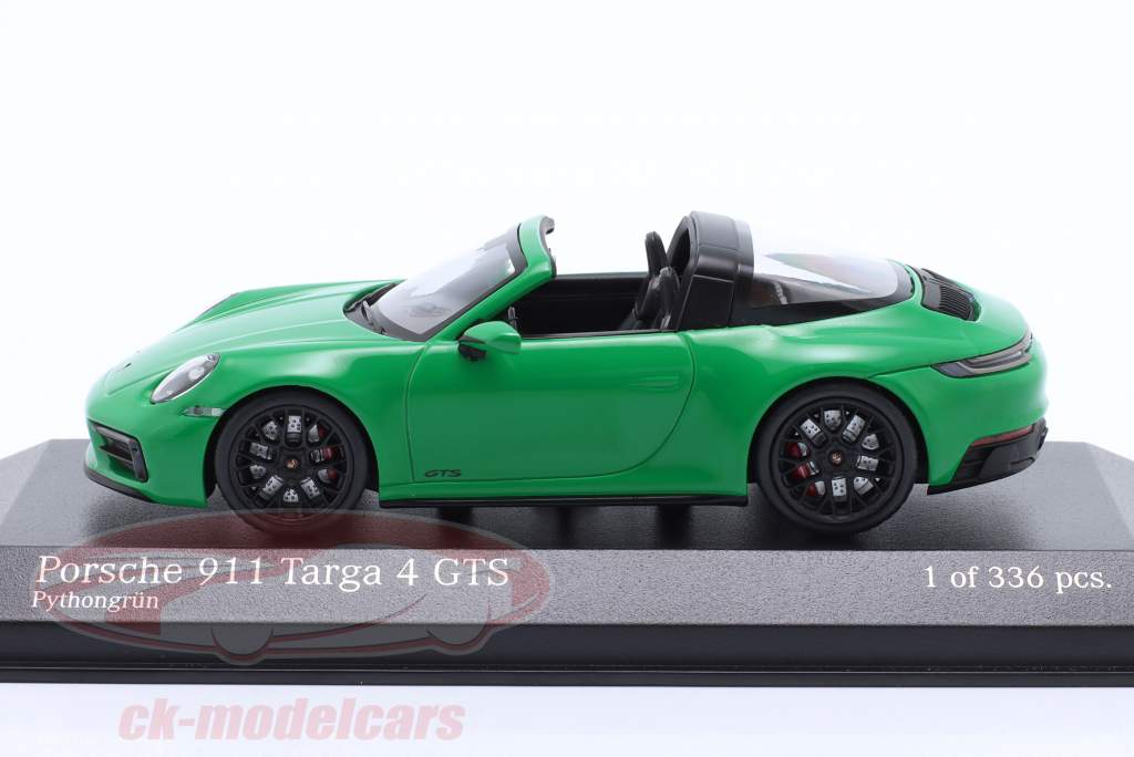 Porsche 911 (992) Targa 4 GTS Baujahr 2022 pythongrün 1:43 Minichamps