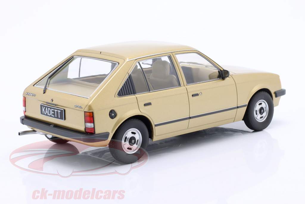 Opel Kadett D Ano de construção 1984 ouro metálico 1:18 Triple9