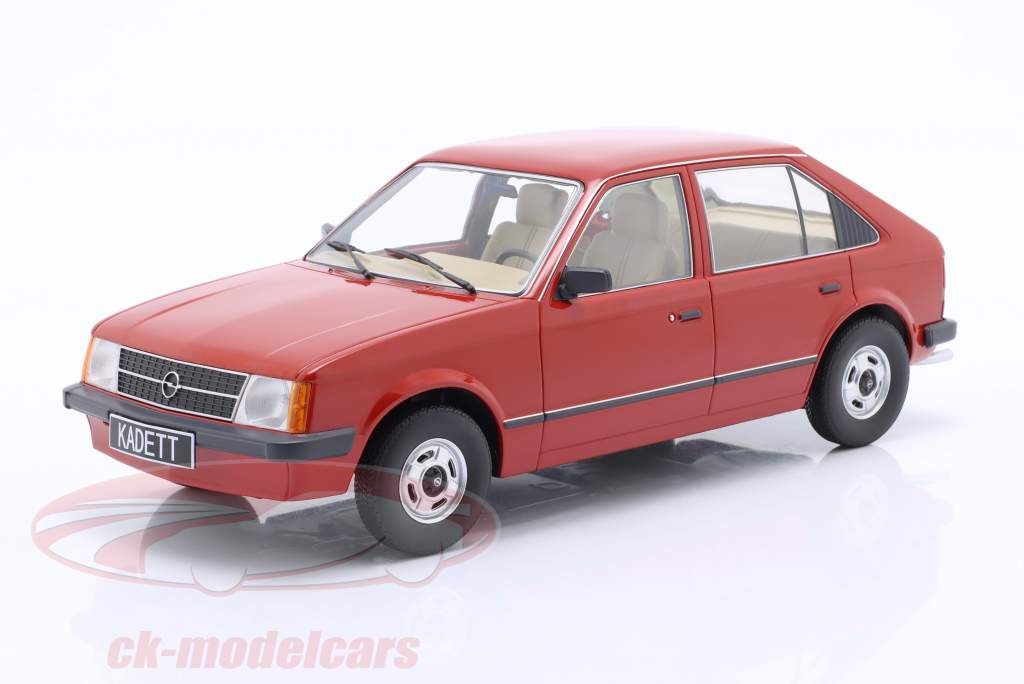 Opel Kadett D Byggeår 1984 rød 1:18 Triple9