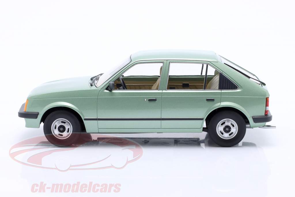 Opel Kadett D Anno di costruzione 1984 verde chiaro metallico 1:18 Triple9