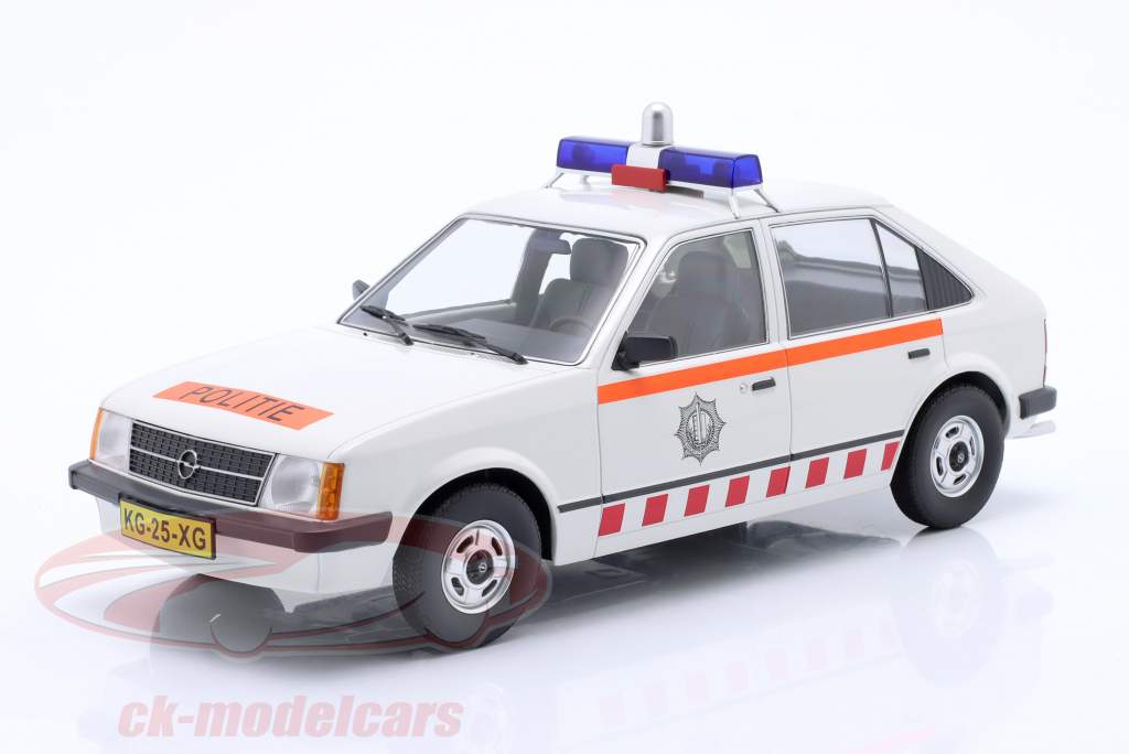 Opel Kadett D hollandsk politi 1984 hvid 1:18 Triple9