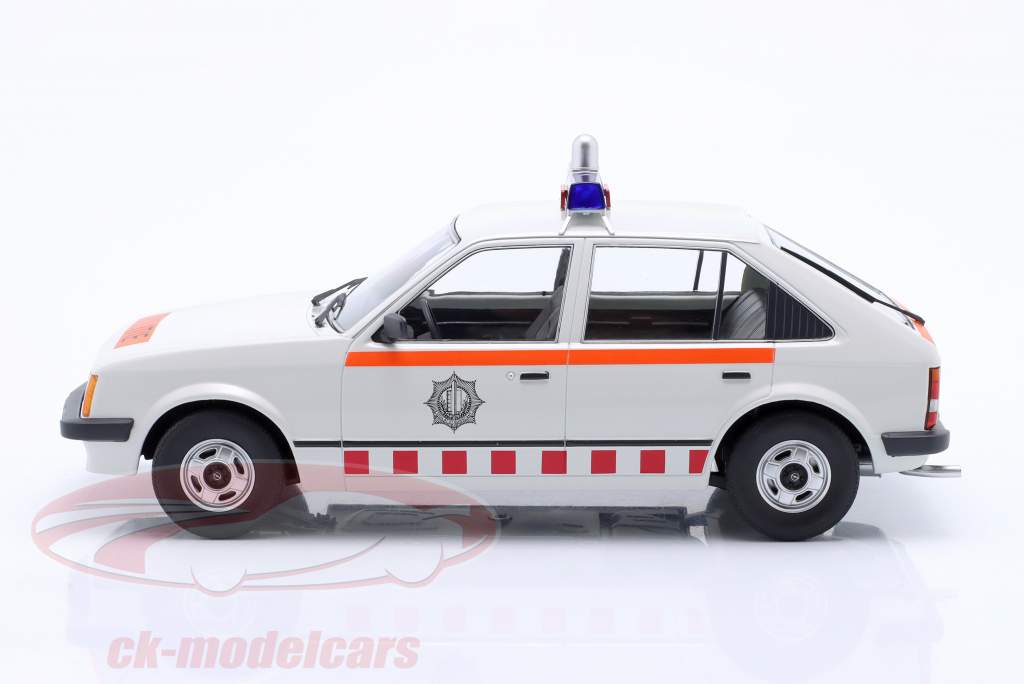 Opel Kadett D Holandês polícia 1984 branco 1:18 Triple9