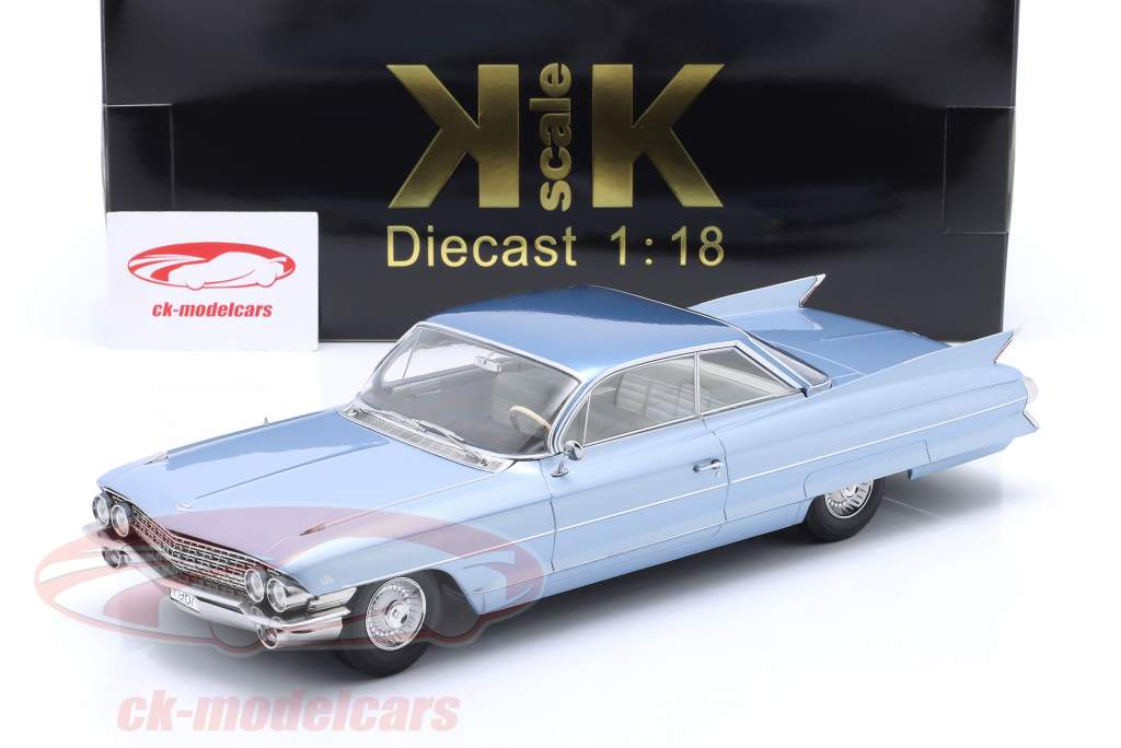 Cadillac Series 62 Coupe DeVille Baujahr 1961 hellblau metallic 1:18 KK-Scale