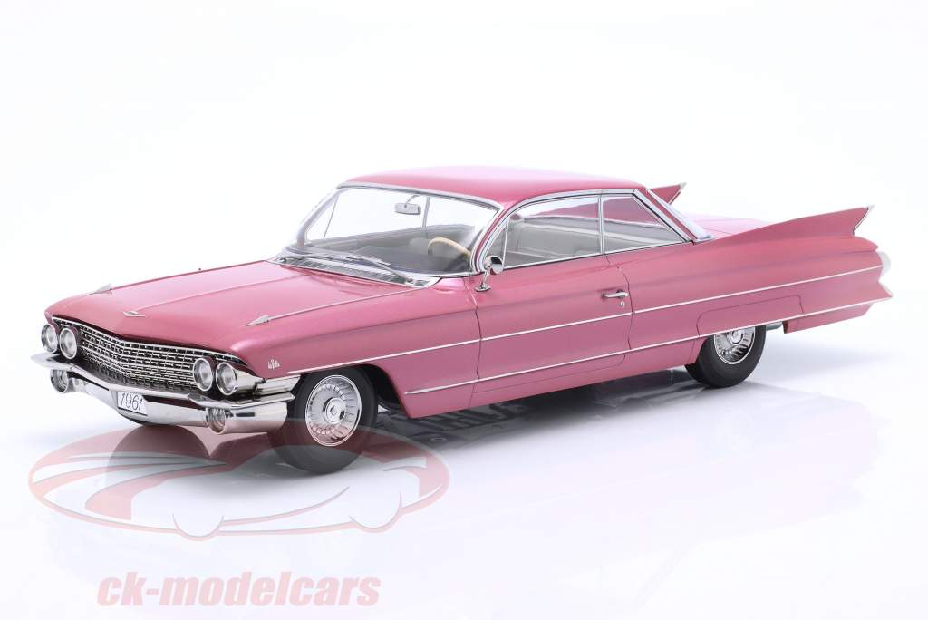 Cadillac Series 62 Coupe DeVille Byggeår 1961 lyserød metallisk 1:18 KK-Scale