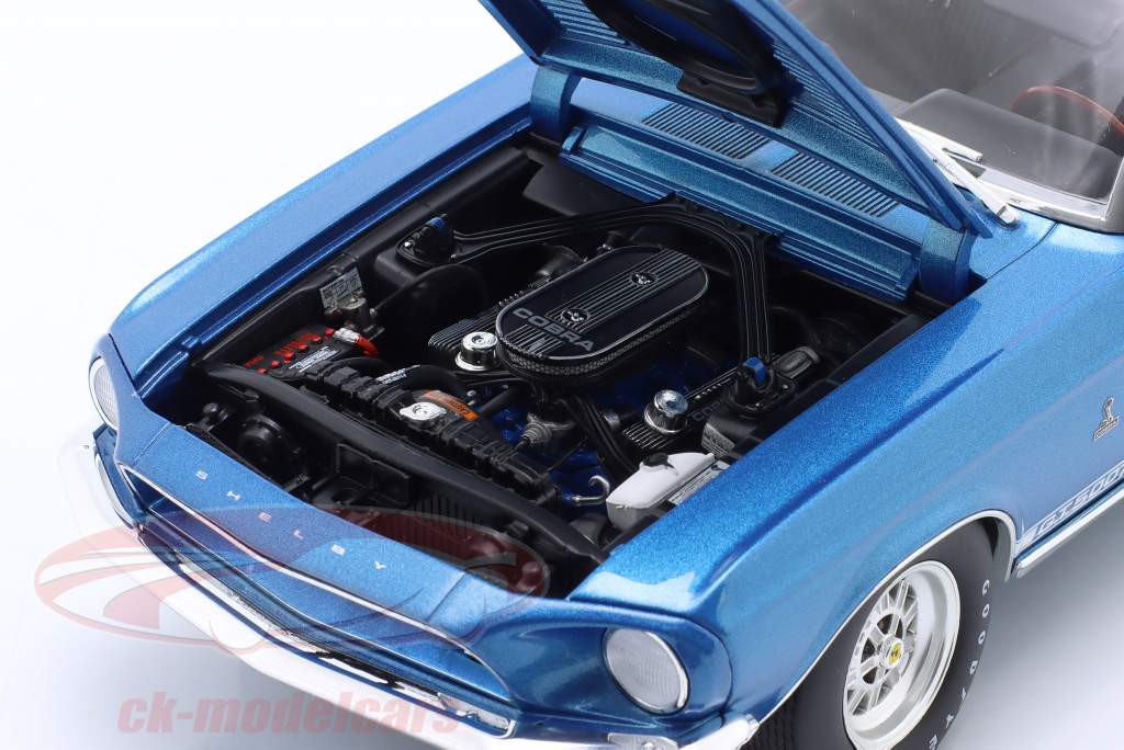 Shelby GT500 Convertible Ano de construção 1967 azul metálico 1:18 GMP