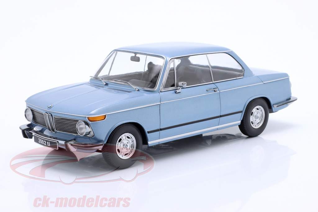 BMW 2002 ti Series 1 Ano de construção 1971 Azul claro metálico 1:18 KK-Scale