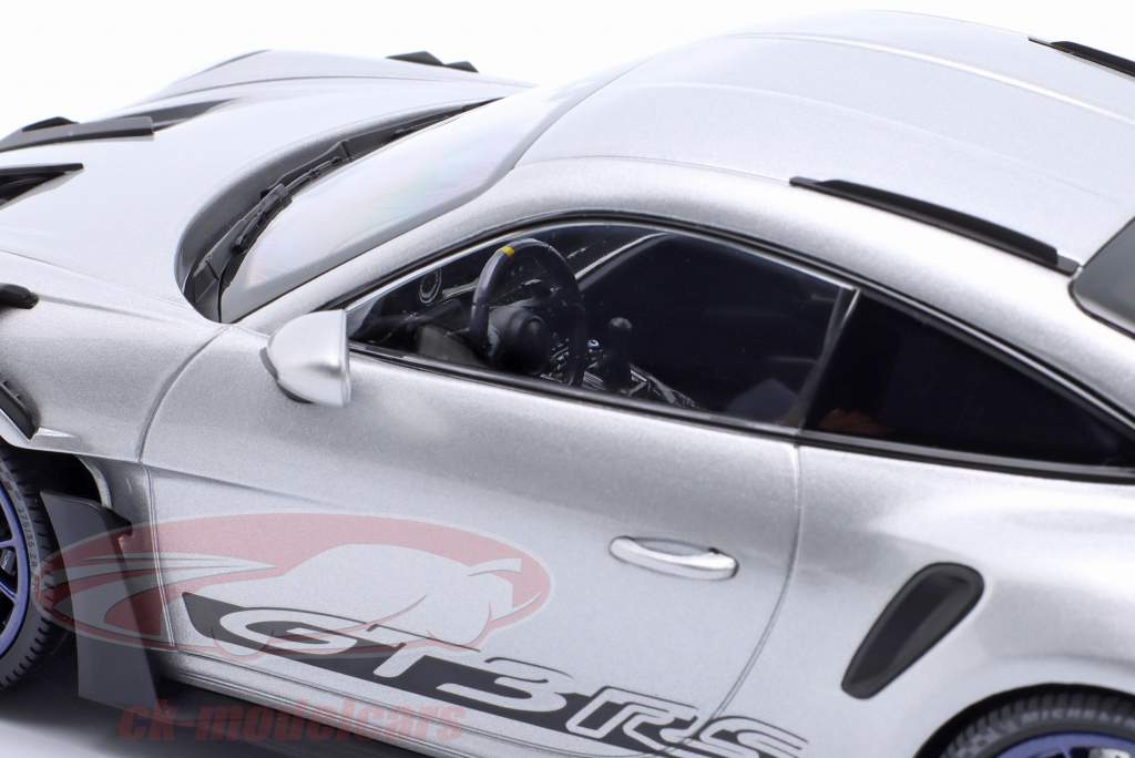 Porsche 911 (992) GT3 RS Byggeår 2023 sølv / blåhed fælge 1:18 Minichamps