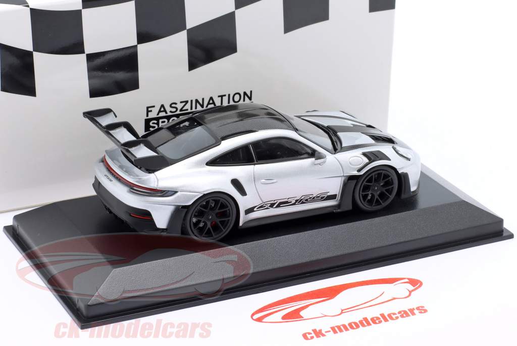 Porsche 911 (992) GT3 RS Weissach-Paket 2023 sølv / sort fælge 1:43 Minichamps