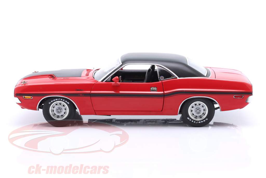 1:18 1970 Dodge Challenger R/T 440 6-Pack Black with Red Greenlight