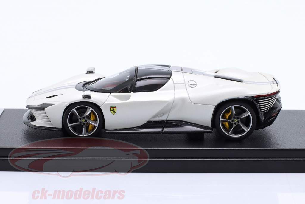 Ferrari Daytona SP3 Bouwjaar 2021 parelwit 1:43 Er goed uitzien