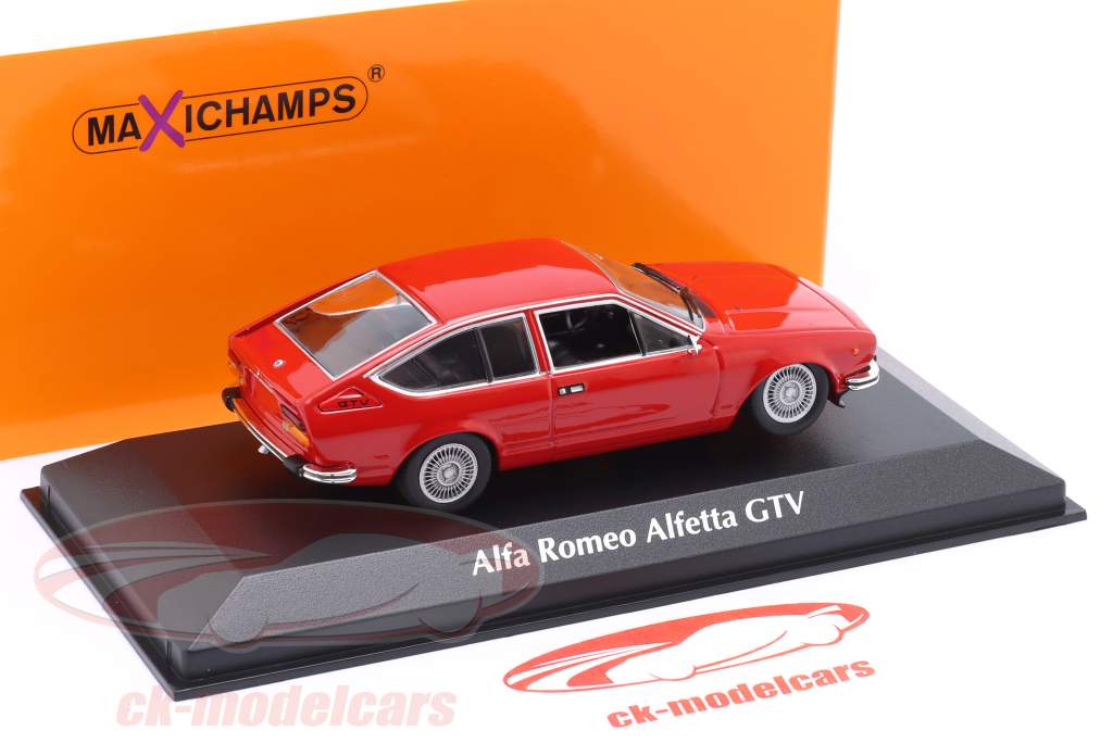 Alfa Romeo Alfetta GTV 建設年 1976 赤 1:43 Minichamps