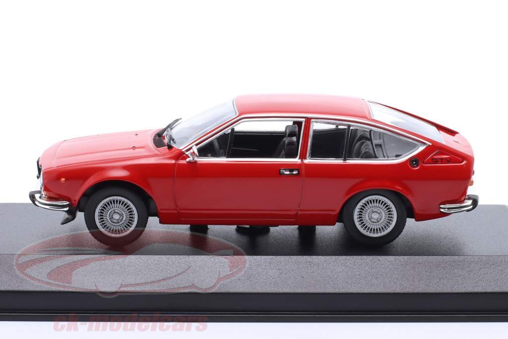 Alfa Romeo Alfetta GTV Год постройки 1976 красный 1:43 Minichamps