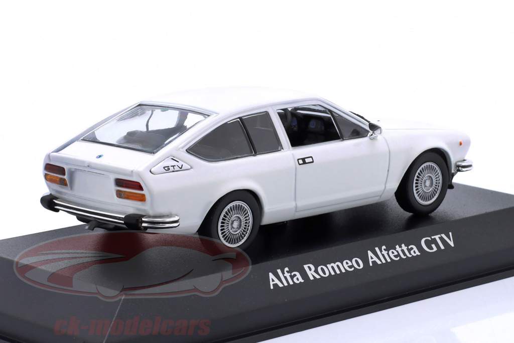 Alfa Romeo Alfetta GTV 建設年 1976 白 1:43 Minichamps