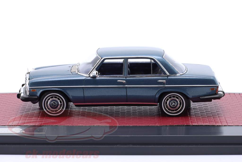 Mercedes-Benz 300D (W115) Versão dos EUA 1974 Azul claro metálico 1:43 Matrix