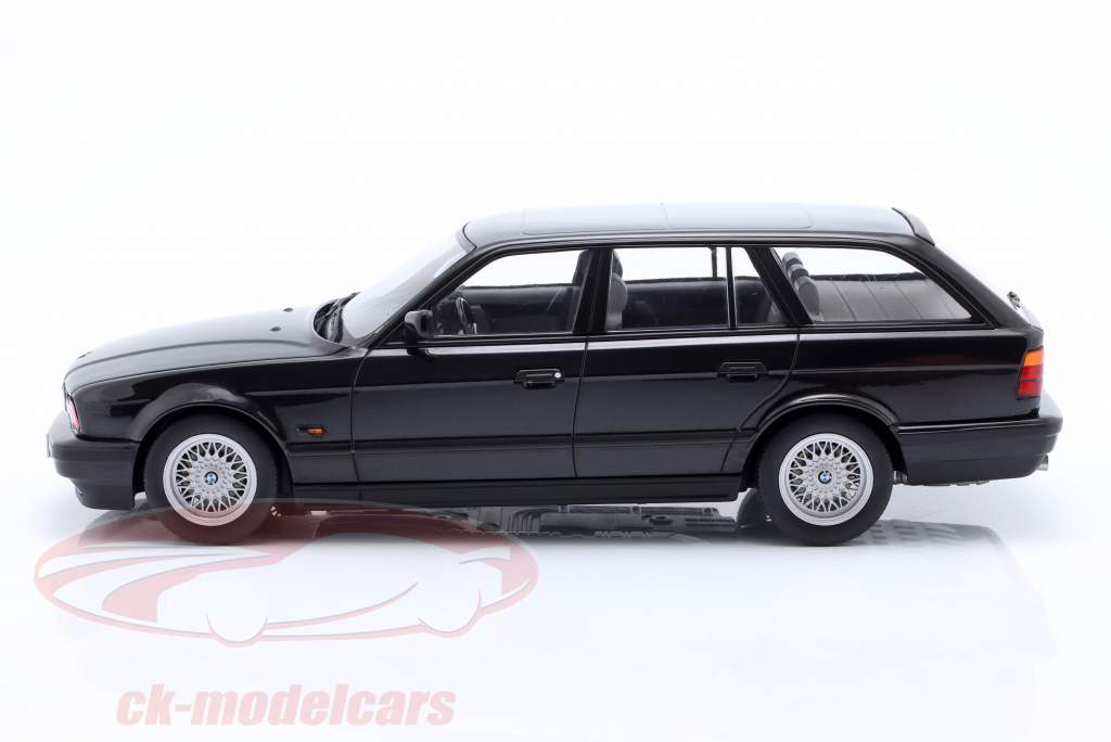 BMW 540i (E34) Touring Bouwjaar 1991 zwart metalen 1:18 Model Car Group