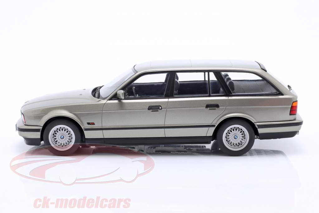 BMW 530i (E34) Touring Anno di costruzione 1991 Grigio metallico 1:18 Model Car Group