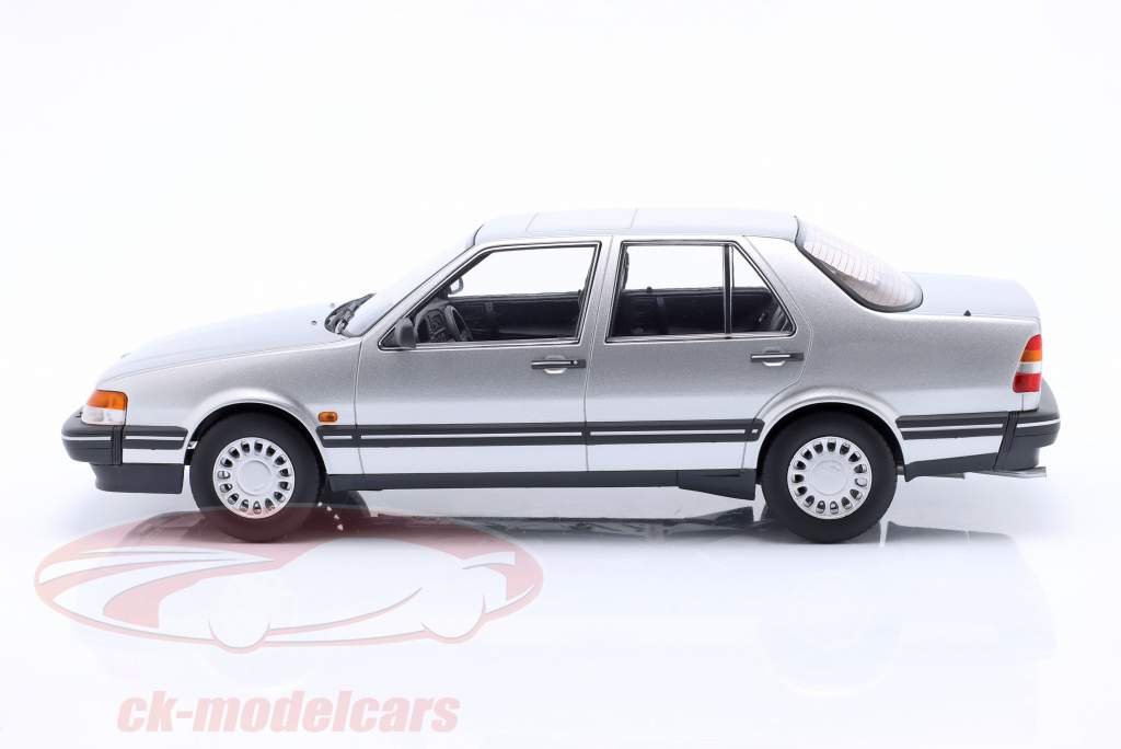 Saab 9000 CD Turbo Baujahr 1990 silber metallic 1:18 Triple9