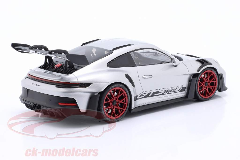 Porsche 911 (992) GT3 RS Bouwjaar 2023 zilver / Rood velgen 1:18 Minichamps