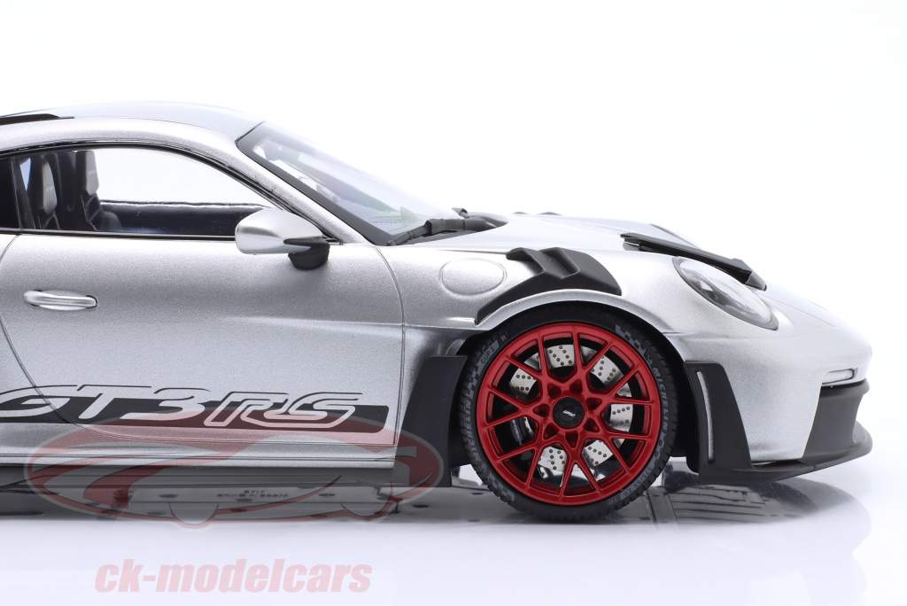 Porsche 911 (992) GT3 RS Ano de construção 2023 prata / Vermelho aros 1:18 Minichamps