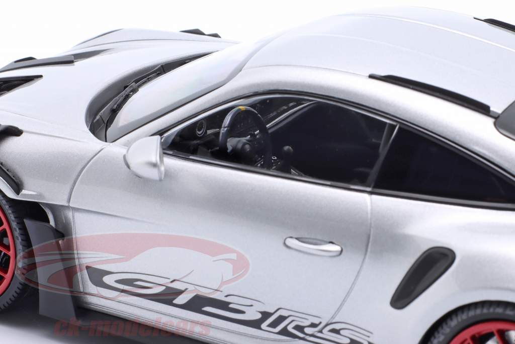 Porsche 911 (992) GT3 RS Bouwjaar 2023 zilver / Rood velgen 1:18 Minichamps