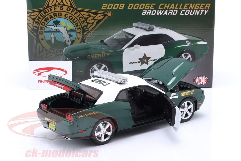 Dodge Challenger R/T Broward County Год постройки 2009 зеленый / белый 1:18 GMP
