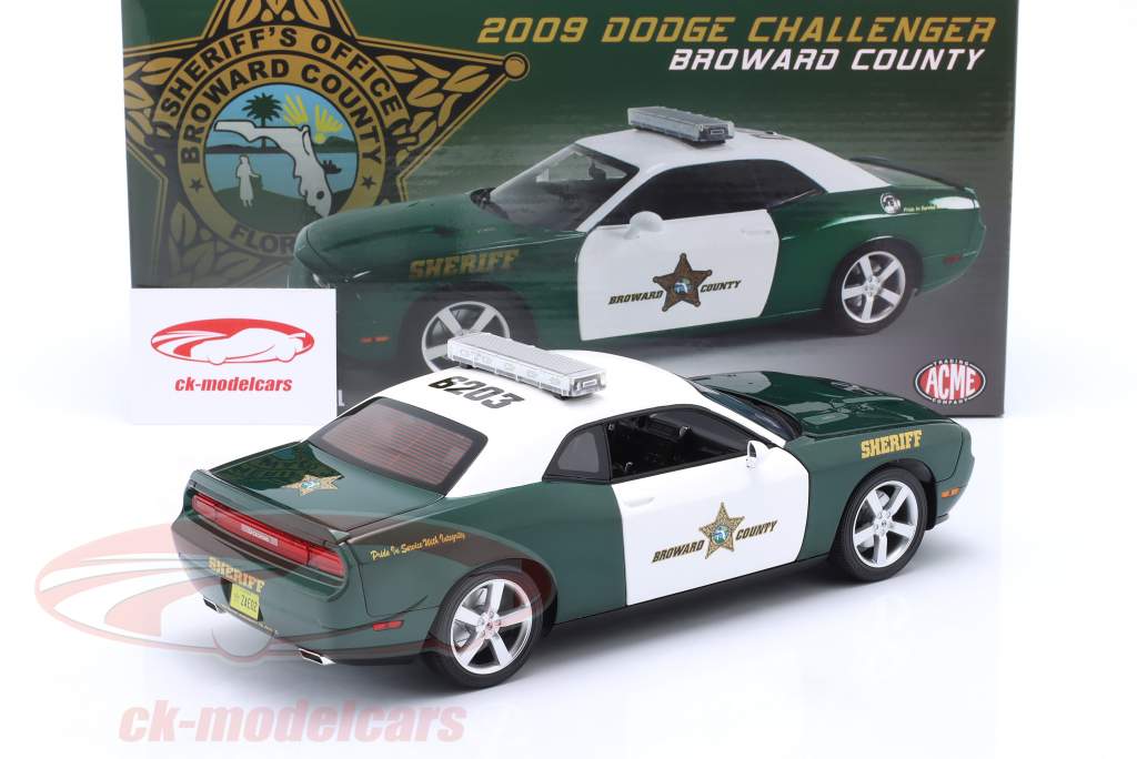 Dodge Challenger R/T Broward County Год постройки 2009 зеленый / белый 1:18 GMP