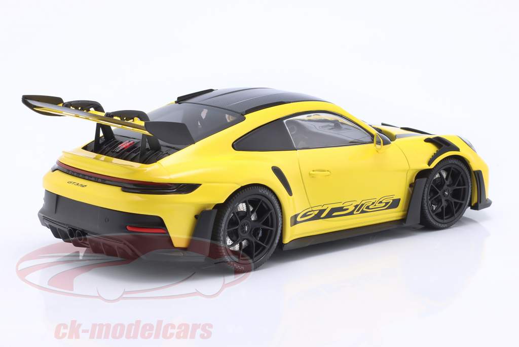 Porsche 911 (992) GT3 RS Baujahr 2023 gelb / schwarze Felgen 1:18 Minichamps