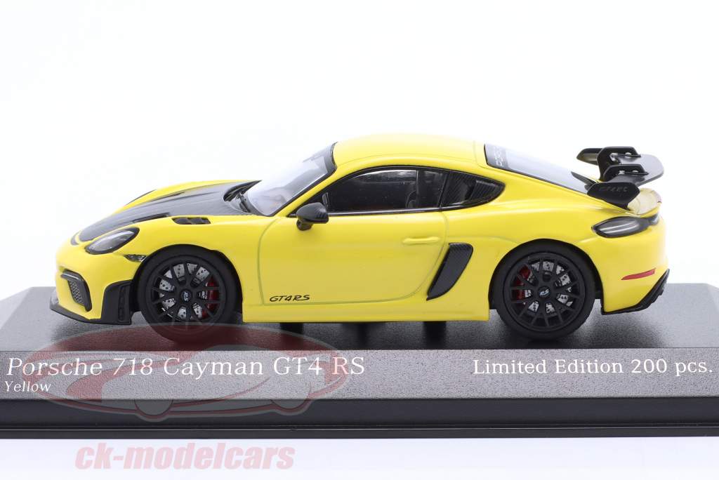 Porsche 718 (982) Cayman GT4 RS 2021 geel / zwart velgen 1:43 Minichamps
