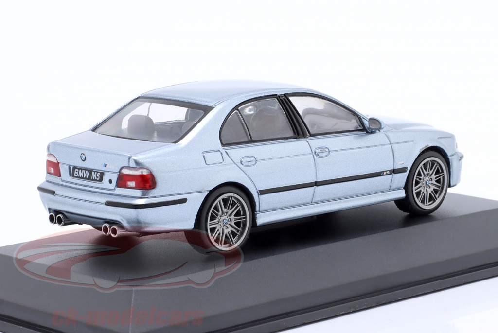 BMW M5 (E39) Byggeår 2000 sølv blå metallisk 1:43 Solido