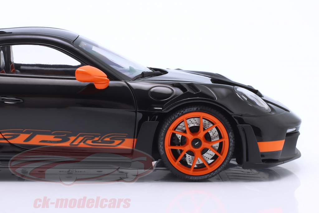 Porsche 911 (992) GT3 RS Bouwjaar 2022 zwart / oranje velgen 1:18 Minichamps