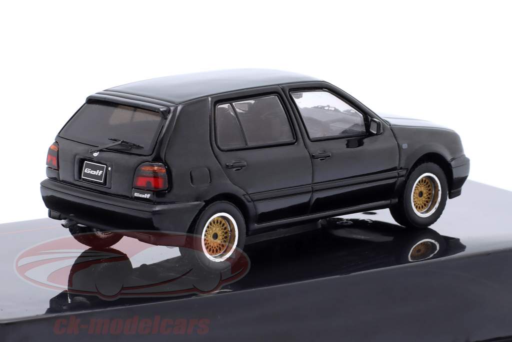 Volkswagen VW Golf III Custom Bouwjaar 1993 zwart 1:43 Ixo