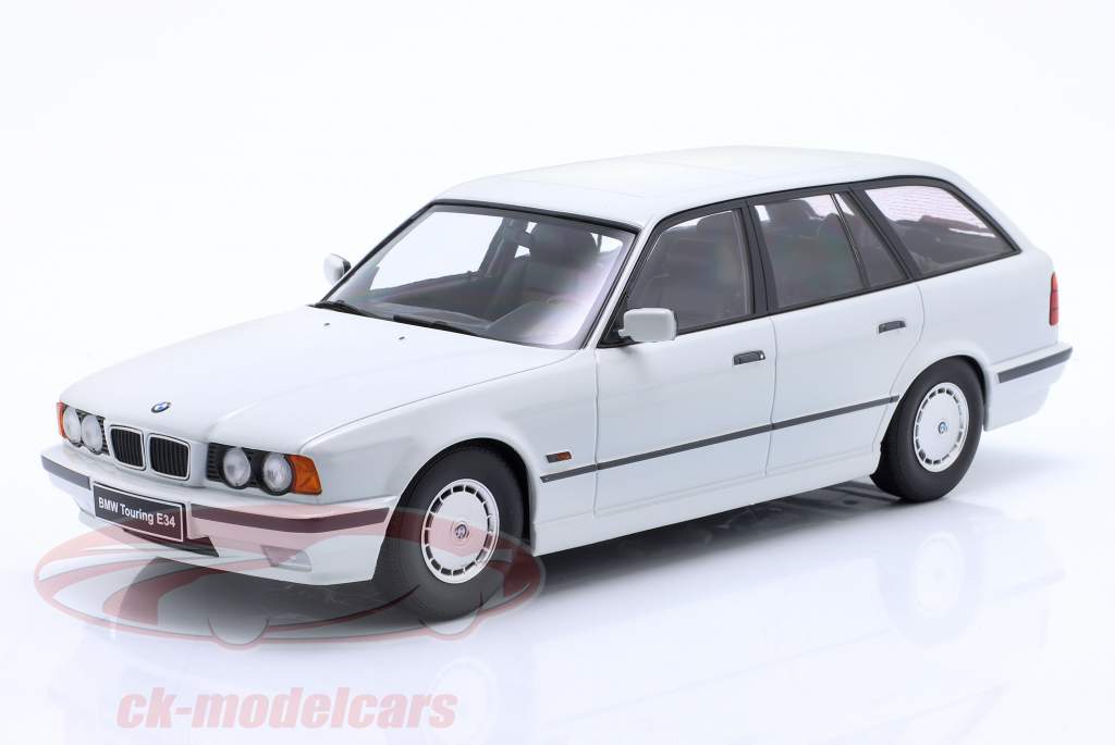 BMW 5s Series E34 Touring Ano de construção 1996 branco alpino 1:18 Triple9