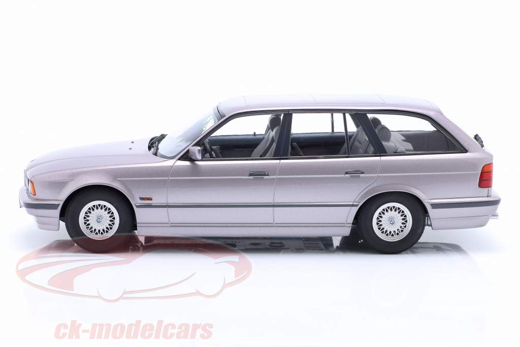BMW 5s serie E34 Touring Bouwjaar 1996 artistiek zilver 1:18 Triple9